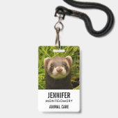Cute Brown Ferret in de Grass Badge (Achterkant met koord)