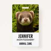 Cute Brown Ferret in de Grass Badge (Voorkant)