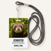 Cute Brown Ferret in de Grass Badge (Achterkant met draagriem)