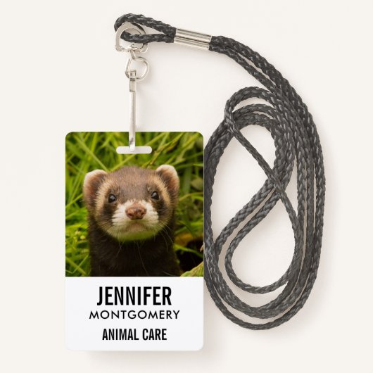 Cute Brown Ferret in de Grass Badge (Voorkant met draagriem)