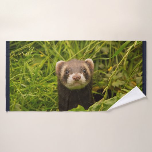 Cute Brown Ferret in de Grass Foto Bad Handdoek (Badhanddoek)