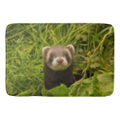 Cute Brown Ferret in de Grass Foto Badmat (Voorkant)