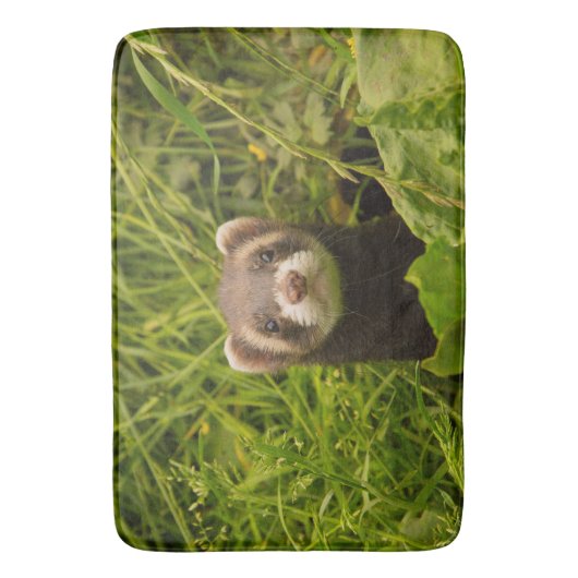 Cute Brown Ferret in de Grass Foto Badmat (Voorkant Verticaal)