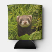 Cute Brown Ferret in de Grass Foto Blikjeskoeler (Achterkant)