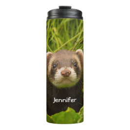 Cute Brown Ferret in de Grass Foto Thermosbeker