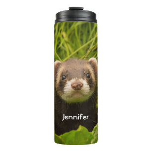 Cute Brown Ferret in de Grass Foto Thermosbeker