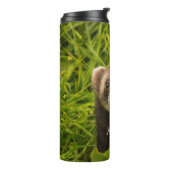 Cute Brown Ferret in de Grass Foto Thermosbeker (Gedraaid links)
