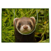 Cute Brown Ferret in de Grass Groot Cadeauzakje (Voorkant)