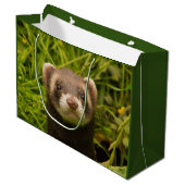 Cute Brown Ferret in de Grass Groot Cadeauzakje (Voorkant Gekanteld)