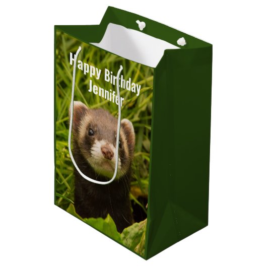 Cute Brown Ferret in de Grass Happy Birthday Medium Cadeauzakje (Voorkant Gekanteld)