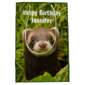 Cute Brown Ferret in de Grass Happy Birthday Medium Cadeauzakje (Voorkant)