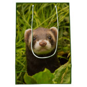 Cute Brown Ferret in de Grass Happy Birthday Medium Cadeauzakje (Achterkant)