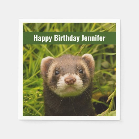 Cute Brown Ferret in de Grass Happy Birthday Servet (Voorkant)