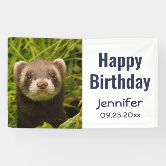 Cute Brown Ferret in de Grass Happy Birthday Spandoek (Horizontaal)
