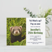 Cute Brown Ferret in de Grass Kaart (Staand voorkant)