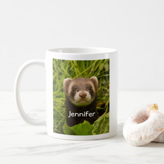 Cute Brown Ferret in de Grass Koffiemok (Met donut)