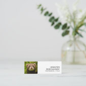 Cute Brown Ferret in de Grass Mini Visitekaartje (Staand voorkant)