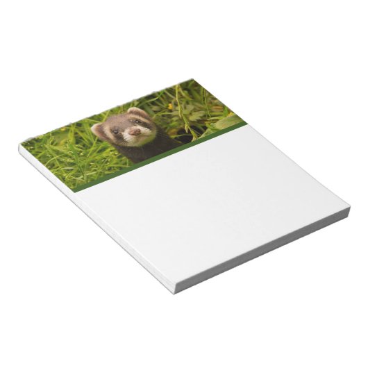 Cute Brown Ferret in de Grass Notitieblok (Schuin)