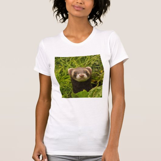 Cute Brown Ferret in de Grass T-shirt (Voorkant)