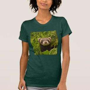 Cute Brown Ferret in de Grass T-shirt