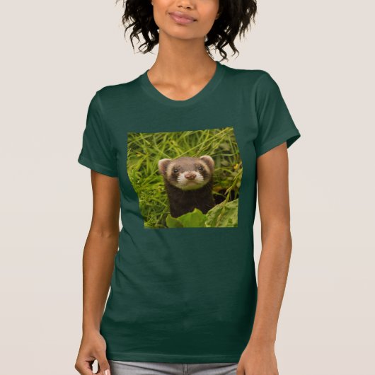 Cute Brown Ferret in de Grass T-shirt (Voorkant)