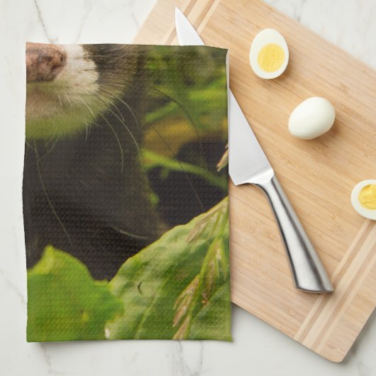 Cute Brown Ferret in de Grass Theedoek (Quarter Fold)