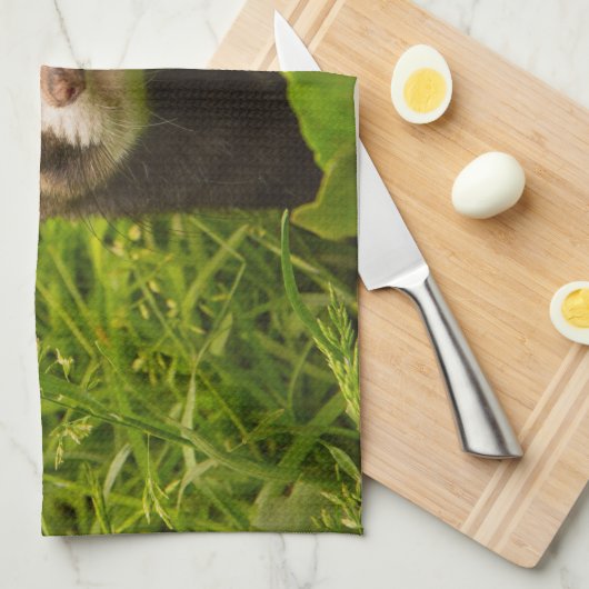 Cute Brown Ferret in de Grass Theedoek (Quarter Fold)