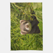 Cute Brown Ferret in de Grass Theedoek (Verticaal)