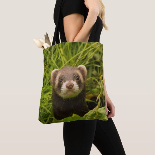 Cute Brown Ferret in de Grass Tote Bag (Dichtbij)