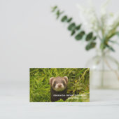 Cute Brown Ferret in de Grass Visitekaartje (Staand voorkant)