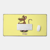 Cute brown rat duikt op cartoon bureaumat (Keyboard & Muis)