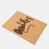 Cute brown rat duikt op cartoon deurmat (Schuin)