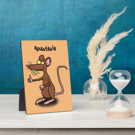 Cute brown rat duikt op cartoon fotoplaat (Zijkant)