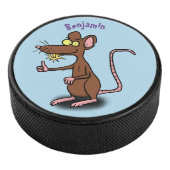 Cute brown rat duikt op cartoon hockey puck (3/4)