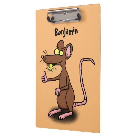 Cute brown rat duikt op cartoon klembord (Links)