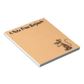 Cute brown rat duikt op cartoon notitieblok (Schuin)