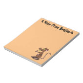 Cute brown rat duikt op cartoon notitieblok (Linkerzijde)