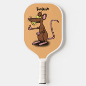 Cute brown rat duikt op cartoon pickleball paddle (Achterkant)