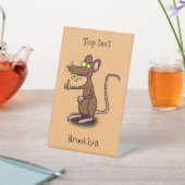 Cute brown rat duikt op cartoon reclamebord met voetstuk (Insitu)