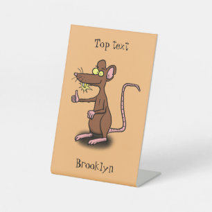 Cute brown rat duikt op cartoon reclamebord met voetstuk