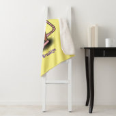 Cute brown rat duikt op cartoon sherpa deken (In situ)