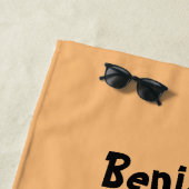 Cute brown rat duikt op cartoon strandlaken (In situ)