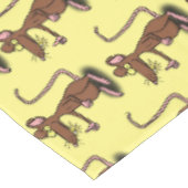 Cute brown rat duikt op cartoon tafelkleed (Gekanteld)