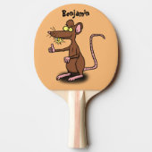 Cute brown rat duikt op cartoon tafeltennisbatje (Achterkant)