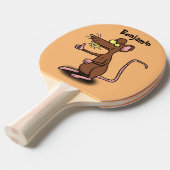 Cute brown rat duikt op cartoon tafeltennisbatje (Voorkant Gekanteld)