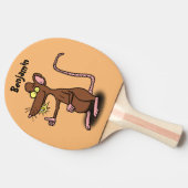 Cute brown rat duikt op cartoon tafeltennisbatje (Zijkant)