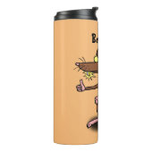 Cute brown rat duikt op cartoon thermosbeker (Gedraaid links)