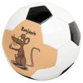 Cute brown rat duikt op cartoon voetbal (Drie kwart)