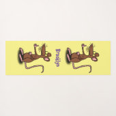 Cute brown rat duikt op cartoon yogamat (Achterkant (horizontaal))