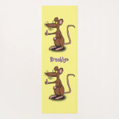 Cute brown rat duikt op cartoon yogamat (Achterkant)